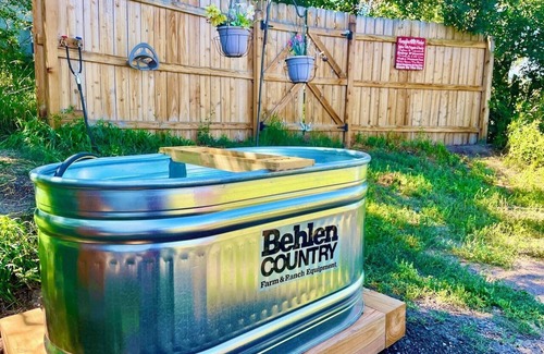 Monument Cabin | “Shady Pine” Glamping + Outdoor Tub & Hot Water
