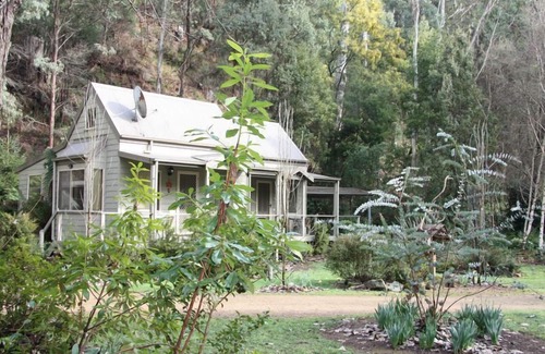 Harrietville Cottage | Shadybrook alpine cottage one bedroom No 3 in gardens adjoining the Ovens River