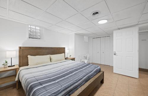 Shadyside House | Shadyside, Pittsburgh !B Modern and Bright Private Bedroom with Shared Bathroom