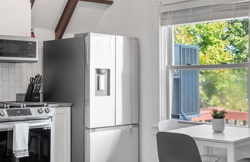 Shadyside Apartment | Shadyside/Pittsburgh, Modern & Stylish 1 Bedroom with Free Parking
