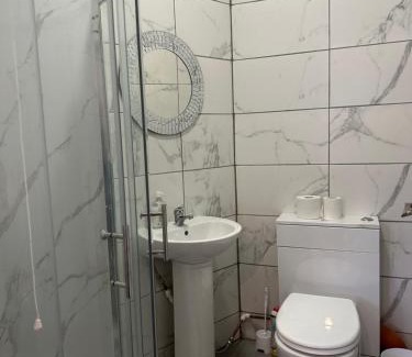 Barrow-on-Trent House | Shakespeare House 8 bedrooms 13 beds stay up to 16 people