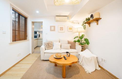 Xuhui Apartment | Shanghai Hills & Well-time Woodland 2B Suite close to Photospot Wukang Mansion
