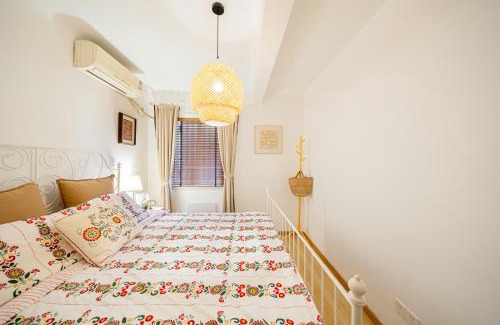 Xuhui Apartment | Shanghai Hills & Well-time Woodland 2B Suite close to Photospot Wukang Mansion