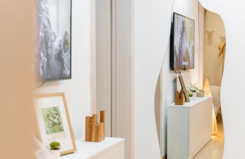 Xuhui Apartment | Shanghai Hills & Well-time Woodland 2B Suite close to Photospot Wukang Mansion