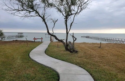 Loyola Beach House | Shangri-La Fish Camp & Private Pier