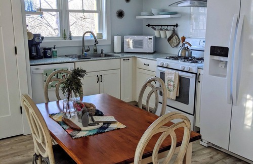Etowah Cottage | Shangri-La in Etowah: a serene + cheerful cottage near Pisgah & DuPont Forests