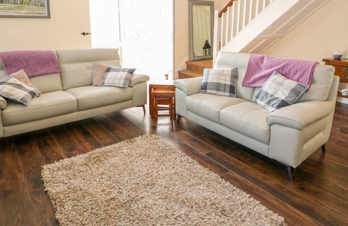 Dromineer House | SHANNONVALE COTTAGE, family friendly in Nenagh, County Tipperary