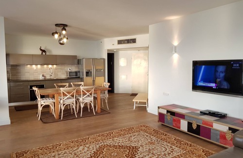Bat Yam Condo | Сharming apartment in Bat Yam, 3 bedrooms, balcony, sea view, private parking!