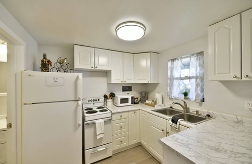 Mount Shasta Cottage | Shasta Bella - Darling downtown 1-br cottage.