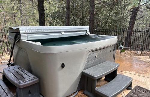 Lakehead House | Shasta Lake Luxury Log Cabin: Hot tub & Pool