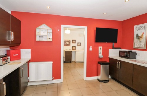Shatterford House | SHATTERFORD LAKES, family friendly, with hot tub in Shatterford