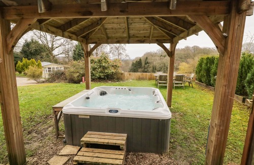 Shatterford House | SHATTERFORD LAKES, family friendly, with hot tub in Shatterford