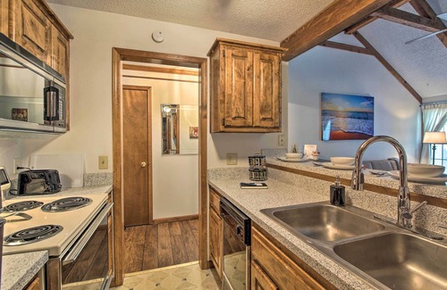 Shawnee Condo | Shawnee Condo < 10 Mi to Downtown Kansas City!