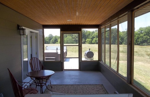 Buncombe Cabin | Shawnee Wine Trail Cabin on Lake, near Shawnee National Forest with Hot Tub.