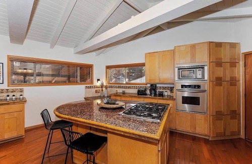Moonridge Cabin | Sheephorn Lodge by Destination Big Bear : Amazing Views from the Wrap Around Deck! Central Heating and Air Conditioning! Hot Tub! Walk to Bear Mountain!