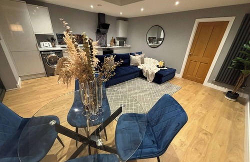 Ridgeway Apartment | Sheffield-Apartment-Sleeps4-Parking-HotTub