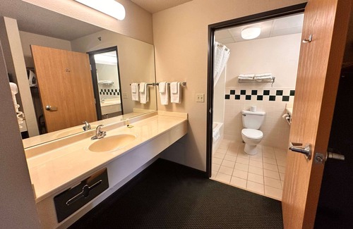 Shell Lake Hotel | Shell Lake Lodge, a Travelodge by Wyndham