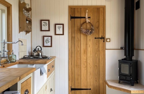 Lickfold Cottage | SHEPHERD HUT 1, pet friendly, with open fire in Northchapel