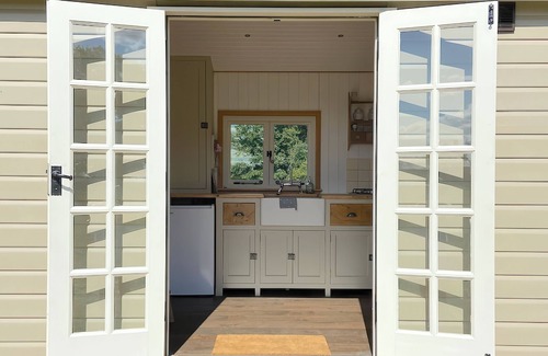 Lickfold Cottage | SHEPHERD HUT 1, pet friendly, with open fire in Northchapel
