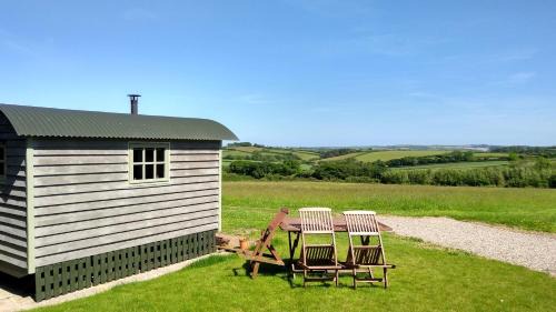 South Brent Apartment | Shepherd's Lodge - Shepherd's Hut with Devon Views for up to Two People and One Smaller Dog