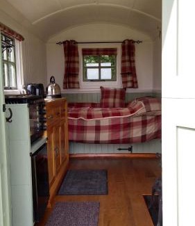 South Brent Apartment | Shepherd's Lodge - Shepherd's Hut with Devon Views for up to Two People and One Smaller Dog
