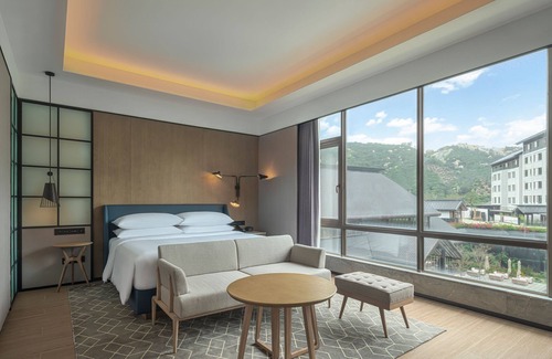 Dianbai District Hotel | Sheraton Maoming Hot Spring Resort