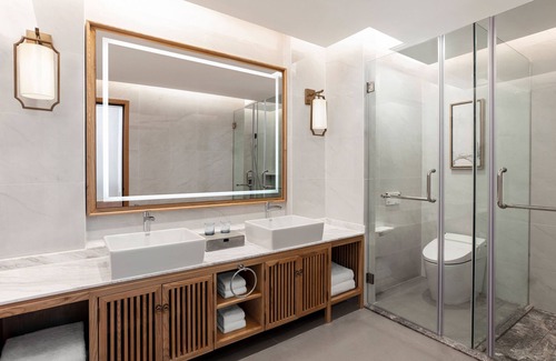 Dianbai District Hotel | Sheraton Maoming Romantic Beach Resort