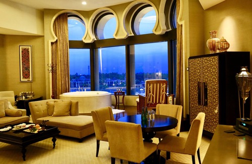 Henghe Street Resort | Sheraton Qingyuan Lion Lake Resort