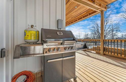 Sherkston Villa | Sherkston Oasis - Hot Tub Soaks & Luxurious Escape