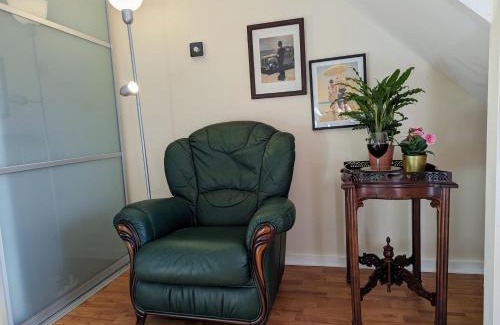 Church Gresley House | Sherlock's House -Moray Entire house Two bedroom 5 beds Private free parking & WiFi Flat TV Garden Shops