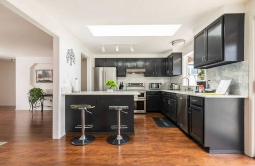 Murphys Corner House | Shiny Rambler House with a Spacious Solarium.