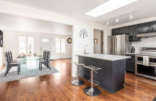 Murphys Corner House | Shiny Rambler House with a Spacious Solarium.