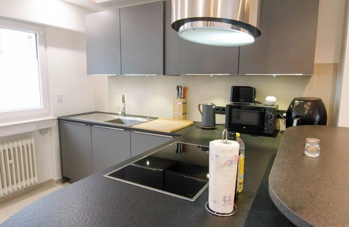 Lind Bed & Breakfast | Shiny Singapore | Guest room in a homestay nearby Airport, DLR, ESA & trade fair