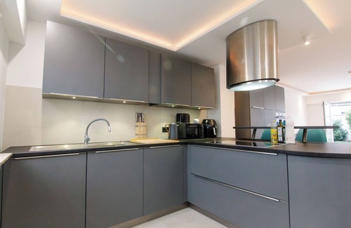 Lind Bed & Breakfast | Shiny Singapore | Guest room in a homestay nearby Airport, DLR, ESA & trade fair