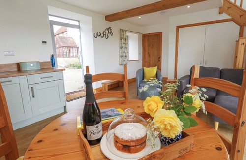 Sturminster Newton Cottage | SHIRES REST, pet friendly, with hot tub in Sturminster Newton