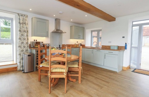 Sturminster Newton Cottage | SHIRES REST, pet friendly, with hot tub in Sturminster Newton