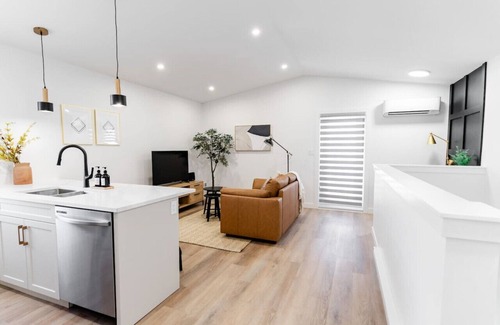 St. James House | *Shop & Dine | Free Parking | 7 min to Airport*