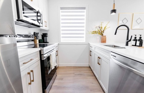 St. James House | *Shop & Dine | Free Parking | 7 min to Airport*
