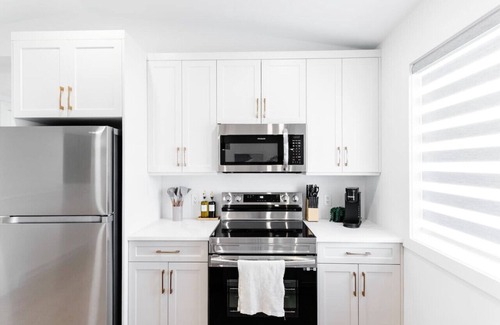 St. James House | *Shop & Dine | Free Parking | 7 min to Airport*