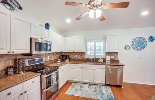 Trafalgar House | Shop, Dine & Unwind Poolside: Cape Coral Retreat!