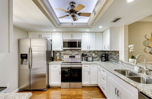 Biggar Condo | Shop, Dine & Unwind Poolside: Fort Myers Retreat!