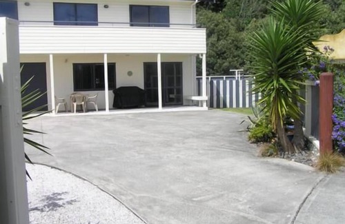 Bowentown Condo | Shorebreak Beach Retreat