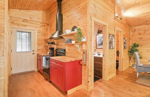 Fairfield Beach Cabin | Shoreline Shadows Log Cabin + Hot Tub!
