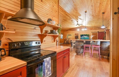 Fairfield Beach Cabin | Shoreline Shadows Log Cabin + Hot Tub!