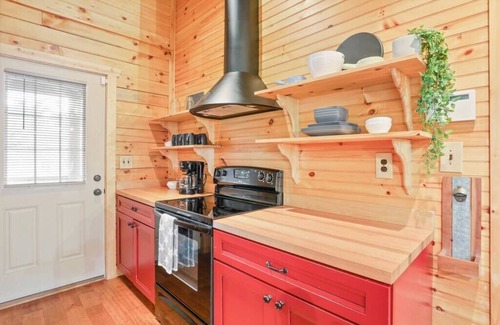 Fairfield Beach Cabin | Shoreline Shadows Log Cabin + Hot Tub!
