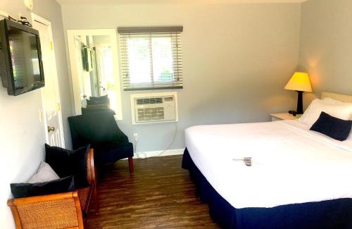 Jamesport Hotel | Shorewood Inn
