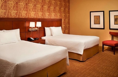 Auburn Hills Resort | Short Distance From The Well Known Sites! 2 Lovely Units, Pool, Parking!