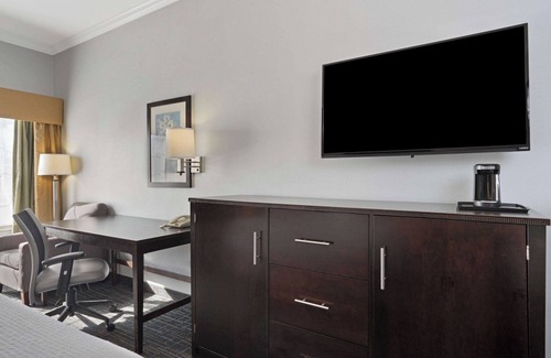Westchase Hotel | Short Drive from Chinatown | Outdoor Pool Access, Pets Are Welcome!