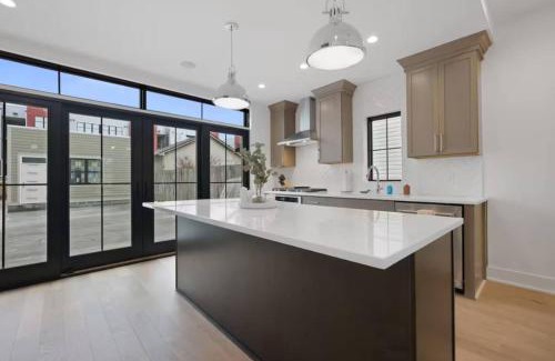 Italian Village House | Short North Convention King Bed Free Parking!