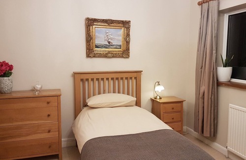 Guildford House | Short or long term, group holiday stays in Guildford. Easy access, free parking